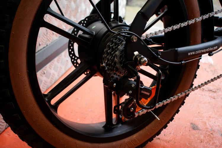 29-inch all-terrain tyres for smooth and safe riding on the Colorway BK29 e-bike