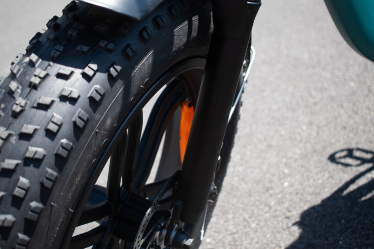 Front and rear fat tires with disc brakes on Engwe L20 Boost - fat tyres for comfortable travel