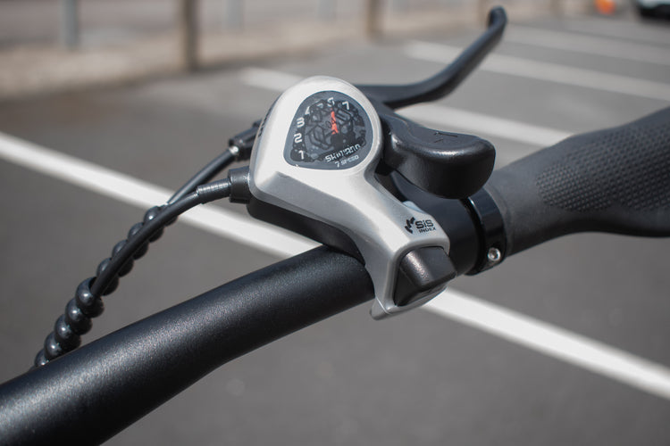 Electric bike handlebars with smart display and GPS tracking features and shimano gear system