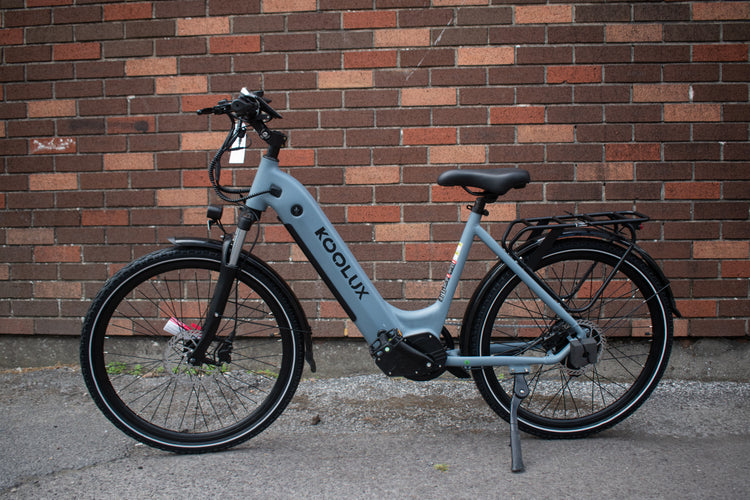 E-bike with riser handlebars and front suspension – commuter friendly design