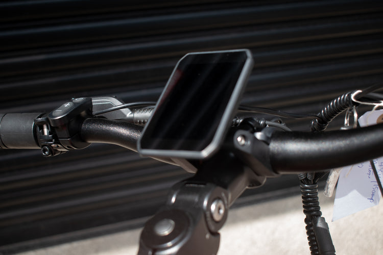 Multifunctional LCD display showing speed and battery level – e-bike dashboard
