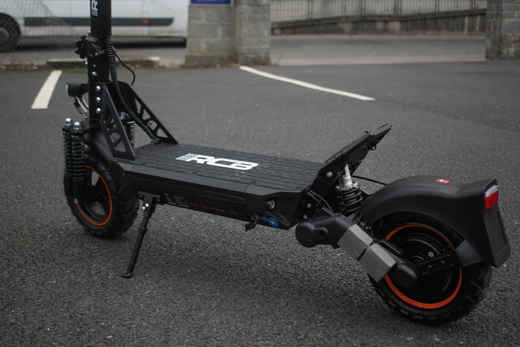 Rear wheel and dual disc brake system of RCB D5 off-road e-scooter – puncture-proof tire close-up
