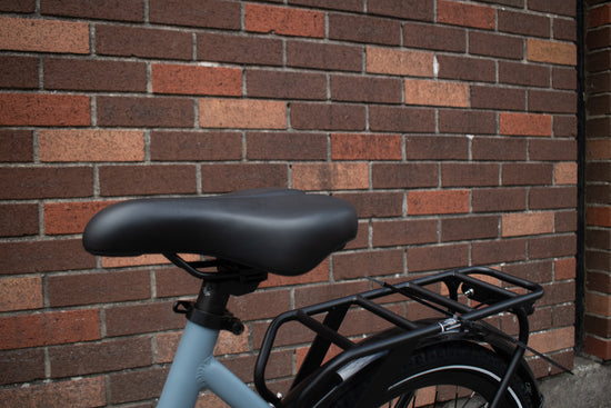 Adjustable seat and grip shifter on Koolux electric bicycle – comfort-focused features

