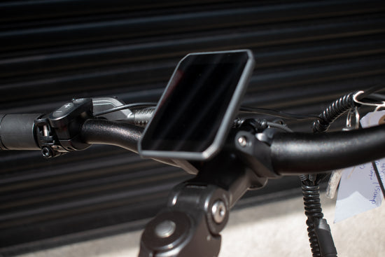 Multifunctional LCD display showing speed and battery level – e-bike dashboard