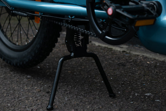 Cargo e-bike with detachable rear shelf
